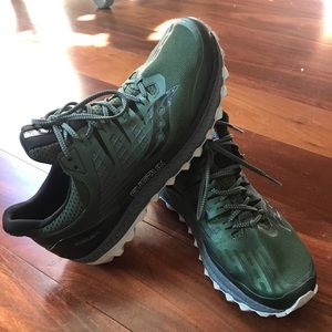 SOLD // Saucony Mens sneaker, worn once